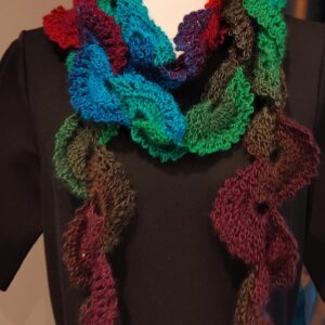 Tarka örvény' - különleges horgolt sál