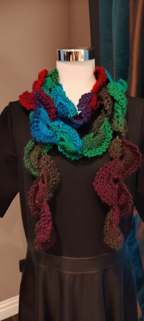 Tarka örvény’ – különleges horgolt sál