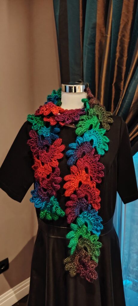 Szivárványlevelű’ – különleges horgolt sál