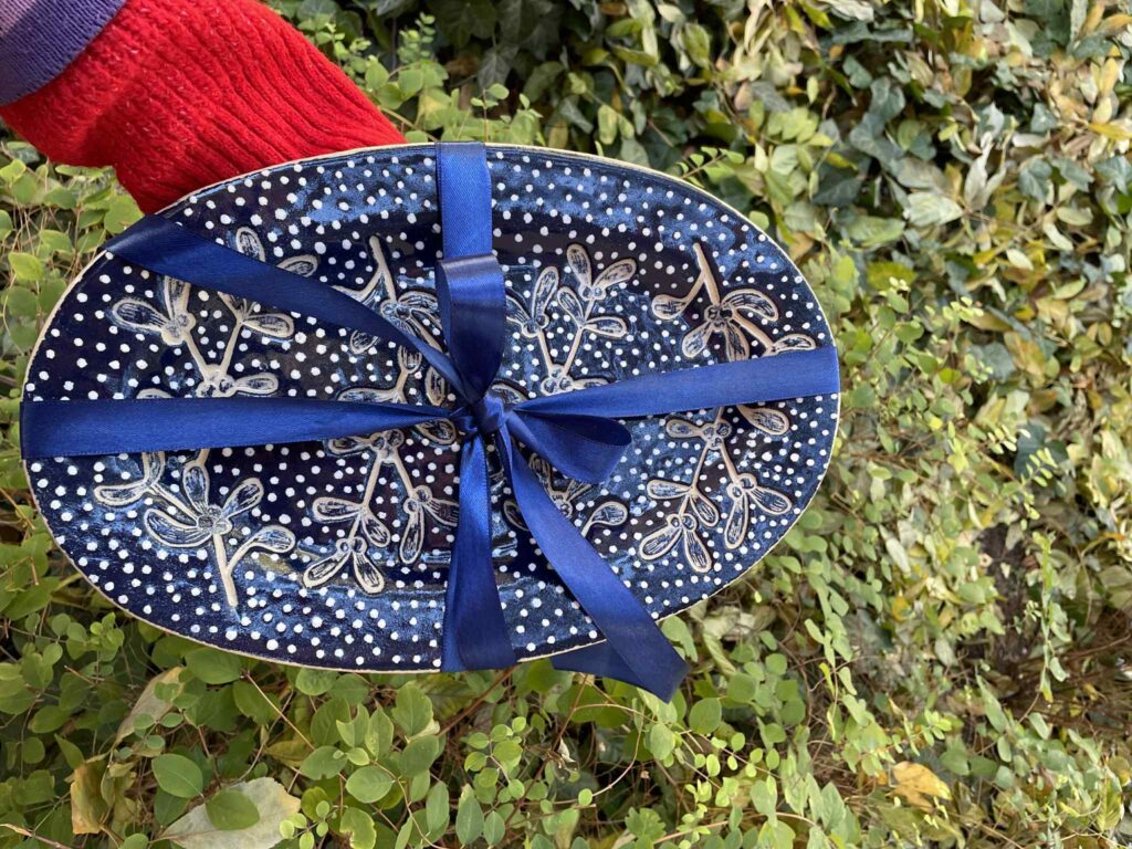 Kézműves Karácsonyi Tál – Ünnepi Elegancia az Asztalon